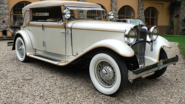 Две чешки фирми правят автомобили с V12 двигатели през 30-те години на миналия век. Tatra, която очевидно има солиден опит по това време. В Прага, на няколкостотин километера на запад, Walter разработва 5,7-литров агрегат за своя Royal, също толкова великолепен, но според съобщенията малко по-бърз и малко по-евтин от местния конкурент.

V12 на Walter по-късно е увеличен до 7,4 литра, но се използва в тази версия само в автобуси и пожарни коли. Произведени са много малко Royal (оценките варират от 3 до 12). Walter скоро се отказва от проектирането на свои автомобили и тръгва по лесния път на производство на Fiat по лиценз.
